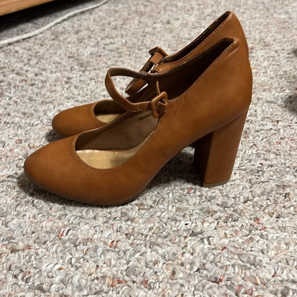 Mary Jane Style Block Pump - Picture 3 of 8